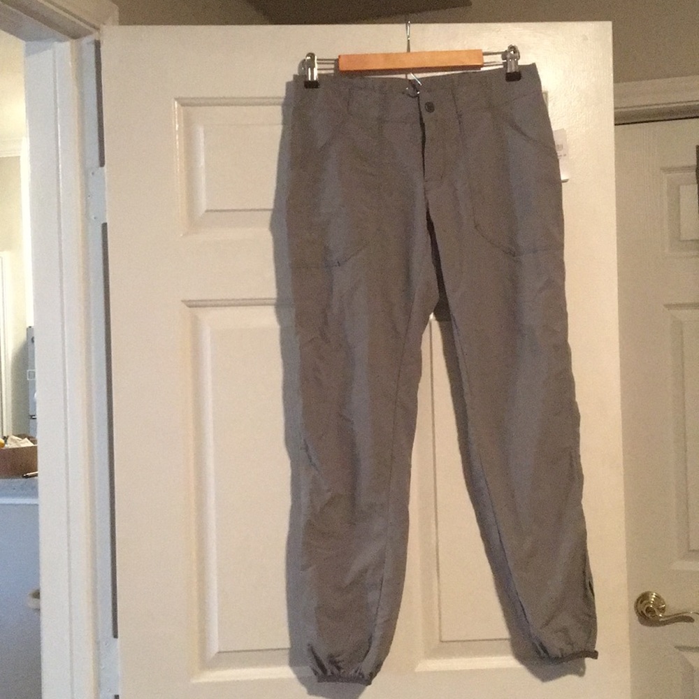 Mountain hardware joggers size 4